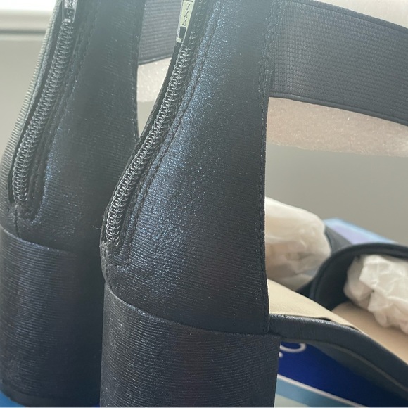 White Mountain Satin Sandals in 7 1/2 - Picture 9 of 11